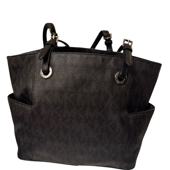 Michael Kors Elegant Black Handbag. Sides packets with a log in the front - Picture 11 of 14